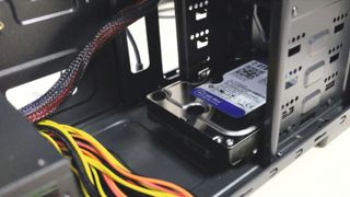 ハードドライブの取り付け