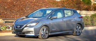 路上駐車された2022年型日産リーフ