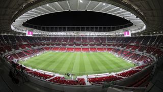 アハメド・ビン・アリ・スタジアムのフィールドとスタンドの眺め