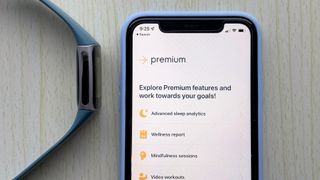 Fitbit Premium と Fitbit Charge 5 の写真