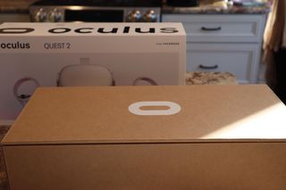 Oculus Quest 2 のセットアップと使用方法: Quest 2 の開梱
