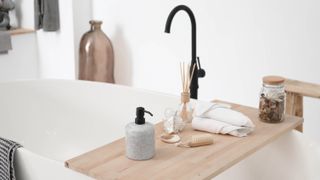 オイルディフューザーと製品を備えたトレイ付きの浴槽