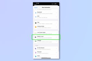 ショートカットを使用して iPhone でカスタムバッテリーアラートを設定するために必要な手順を示すスクリーンショット