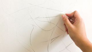 壁についた鉛筆の跡を消す