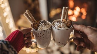 ホットチョコレートを飲んでいる二人の写真