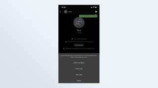 Signal iOS アプリでグループ チャットへの招待を共有するオプションのスクリーンショット。