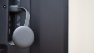 テレビに接続された Google Chromecast 3