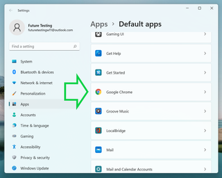 [デフォルトのアプリ] ペインで、矢印は Google Chrome ボタンを指しています。
