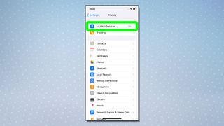 位置情報サービスメニューを表示している iPhone 11 上の iOS 15.2 のスクリーンショット