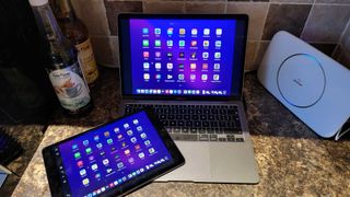 キッチンカウンターにMacBook Airが置かれ、その隣にiPadが置かれている
