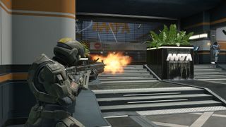 廊下で撃ち合う 2 人の Halo Infinite プレイヤー