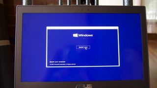 USB または DVD 経由で Wi​​ndows 10 をインストールする方法