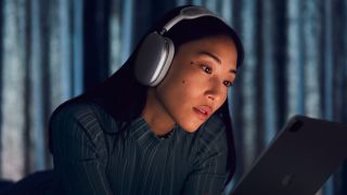 Apple Airpods Maxを着ている女性