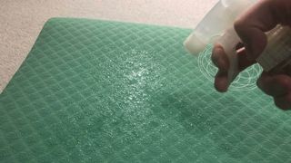 消毒剤を噴霧されるヨガマット