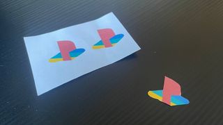 PS5のロゴがテーブルの上で朽ちる