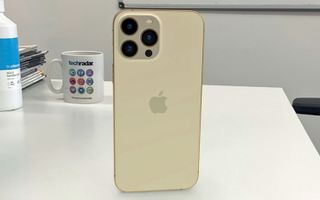 AR での iPhone 13 Pro Max