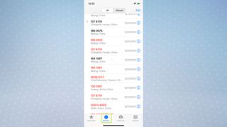 [最近] ボタンが強調表示された電話アプリを表示している iPhone 画面のスクリーンショット