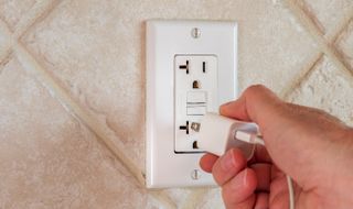 iPhoneの充電器にコンセントを差し込む