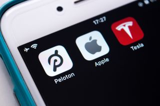 テスラ、アップル、ペロトンのアプリを備えた iPhone Se
