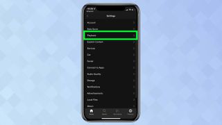 再生が選択された Spotify アプリを示す iPhone のスクリーンショット